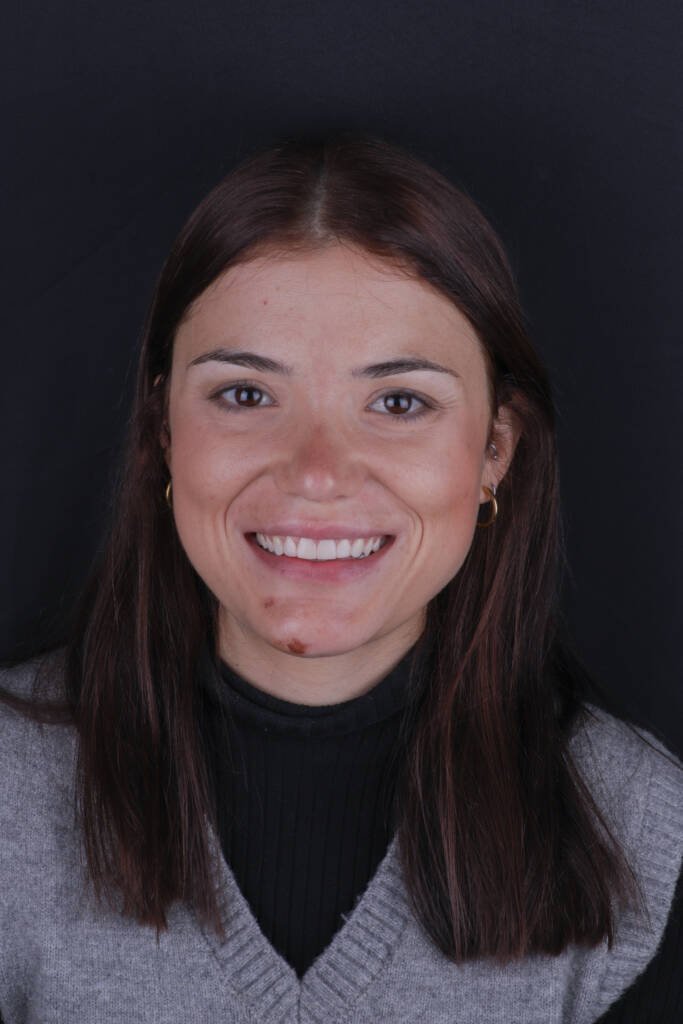 Retrato de odontóloga tras diseño de sonrisa con carillas de composite de aspecto natural