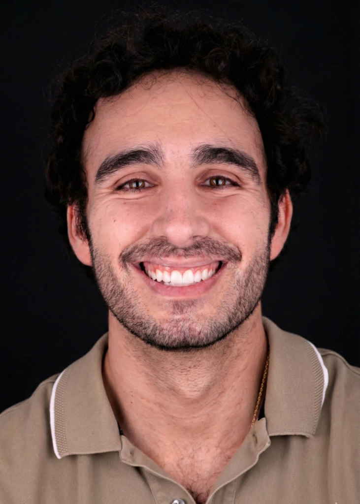 Retrato de paciente joven tras alargamiento dental con carillas de composite en incisivos superiores